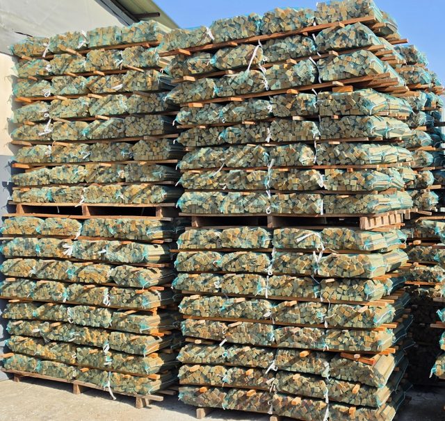 팔레트 두 더미로 묶은 현수막목재
